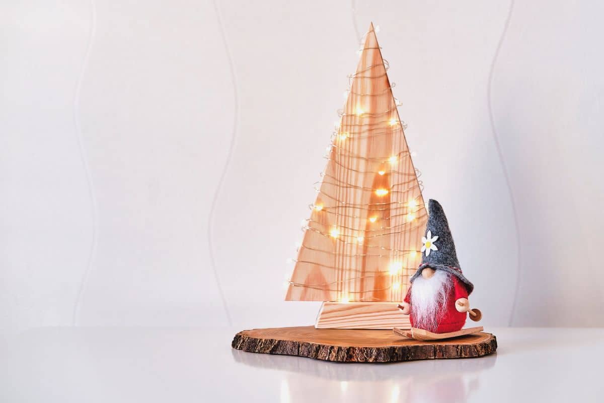 Albero di Natale di legno con luci